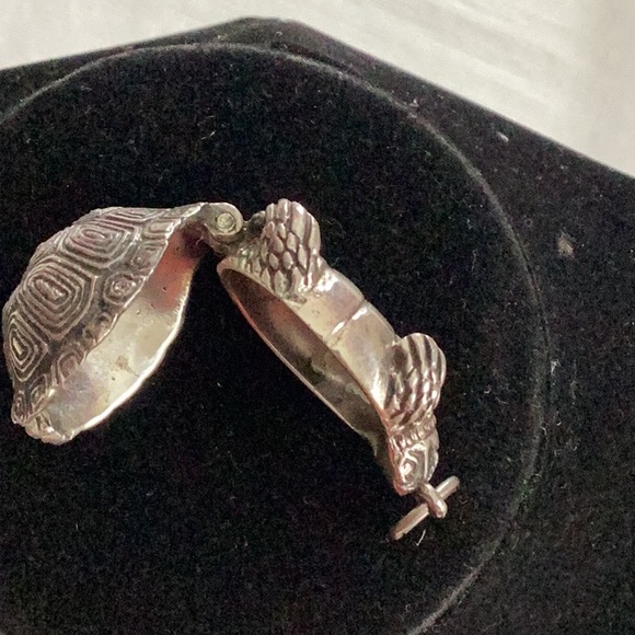Adorable sterling silver turtle pendant/locket - Picture 5 of 5